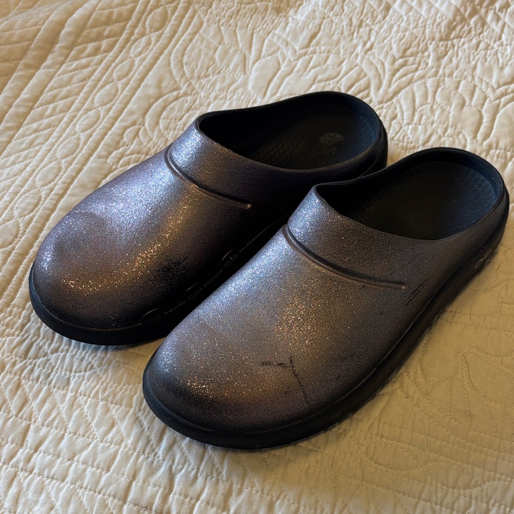 Oofos metallic oocloog